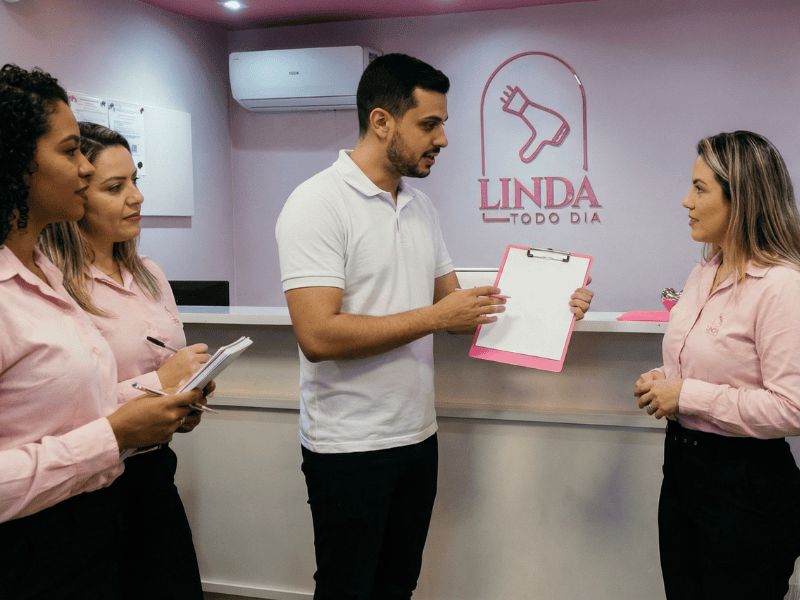 Suporte do franqueador: a base para o sucesso da sua franquia de salão de beleza